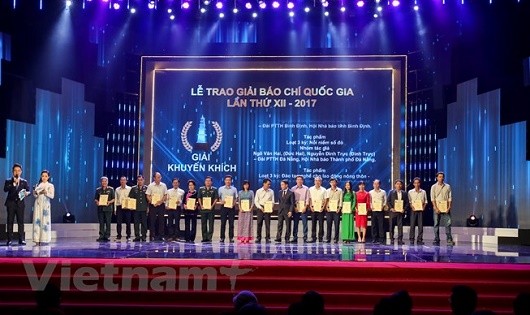 Các tác giả đoạt giải Khuyến khích của Giải Báo chí quốc gia 2017. (Ảnh: Minh Sơn/Vietnam+)