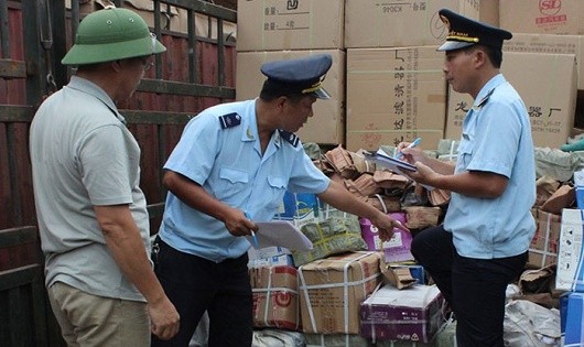 Lực lượng Hải quan tăng cường kiểm tra, chống buôn lậu, gian lận thương mại . ảnh minh hoạ