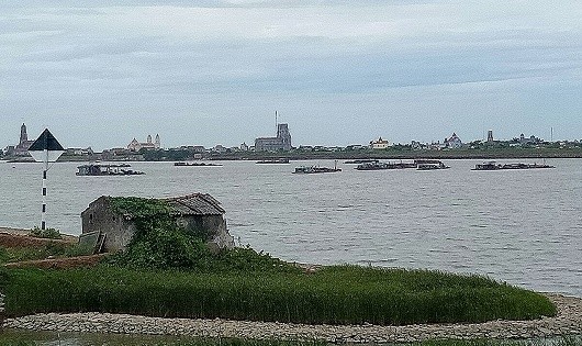 DN Xuân Thủy khai thác cát trên sông Hồng.