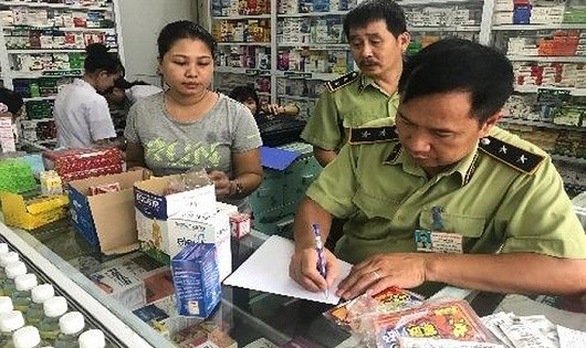 Lực lượng chức năng kiểm tra nhà thuốc Minh Châu 2 (Ảnh: LLCN cung cấp)