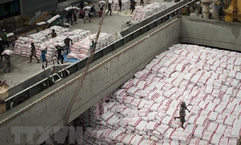 Phân loại gạo tại một nhà máy ở Bangkok, Thái Lan. (Nguồn: AFP/TTXVN)