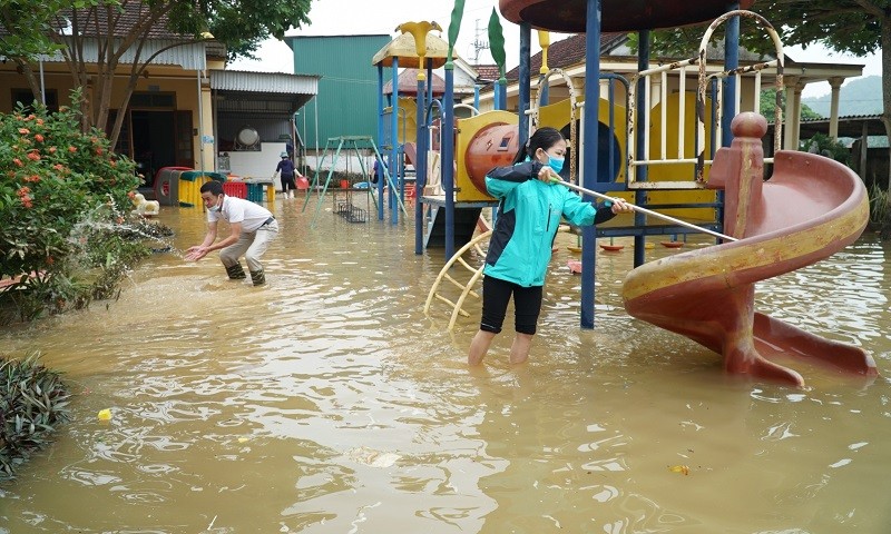 Tích cực vệ sinh, lau dọn sau lũ.