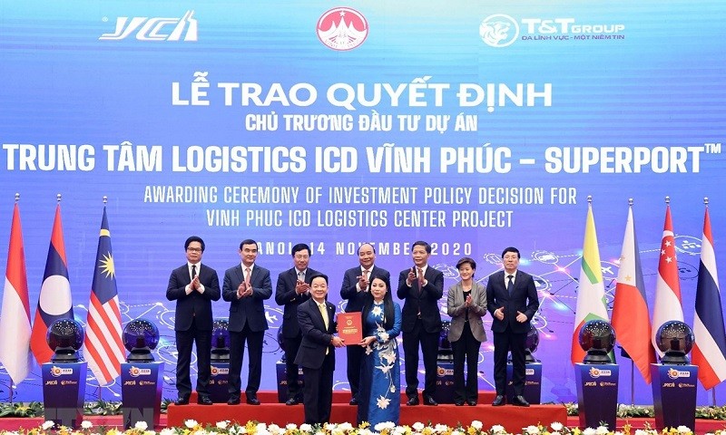 Dưới sự chứng kiến của Thủ tướng Nguyễn Xuân Phúc, Chủ tịch ASEAN 2020 và Thủ tướng Singapore Lý Hiển Long, UBND tỉnh Vĩnh Phúc trao Quyết định chủ trương đầu tư dự án Logistics ICD Vĩnh Phúc cho nhà đầu tư.