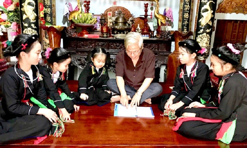 Ông Lục Văn Bảy, Chủ nhiệm CLB hát Soọng cô xã Ninh Lai (Sơn Dương) dạy hát cho các em nhỏ. (Ảnh: Báo Tuyên Quang)