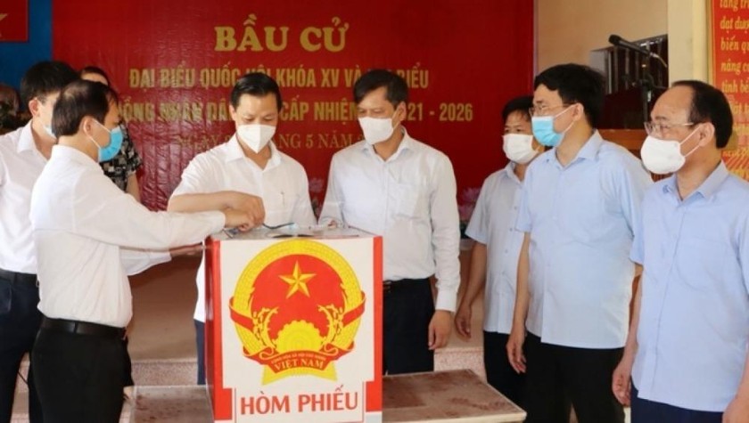 Phó chủ tịch thường trực UBND tỉnh Bắc Ninh Vương Quốc Tuấn (đứng thứ năm từ phải qua) cùng Ban bầu cử số 1 kiểm tra công tác chuẩn bị bầu cử, chiều 19/5. Ảnh: Báo Bắc Ninh