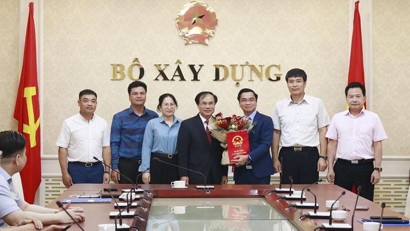 Thứ trưởng Nguyễn Văn Sinh và lãnh đạo một số đơn vị chúc mừng tân Phó Cục trưởng Hà Huy Hà.