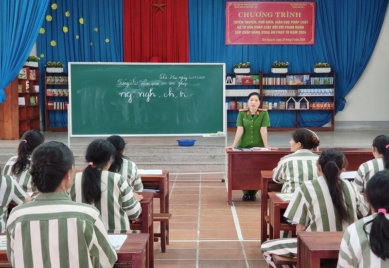 Đại úy Trang trong lớp học xóa mù chữ (Ảnh: Hà My)