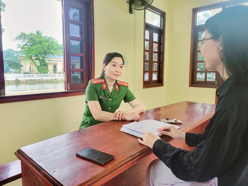 Đại úy Trang hào hứng kể lại việc những &quot;học trò&quot; của mình vui mừng khi viết xong một lá thư để gửi về cho gia đình (Ảnh: Nguyên Vũ)