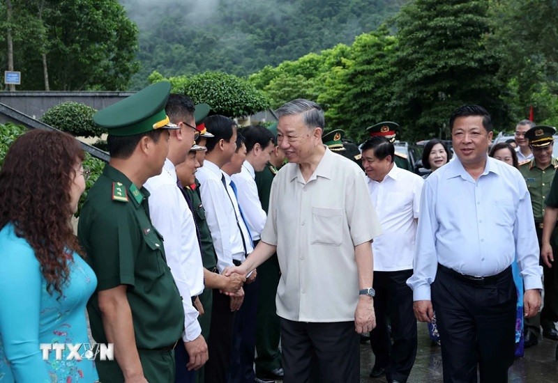 Chủ tịch nước Tô Lâm với các đại biểu tại Khu Di tích Quốc gia Đặc biệt Pác Bó.