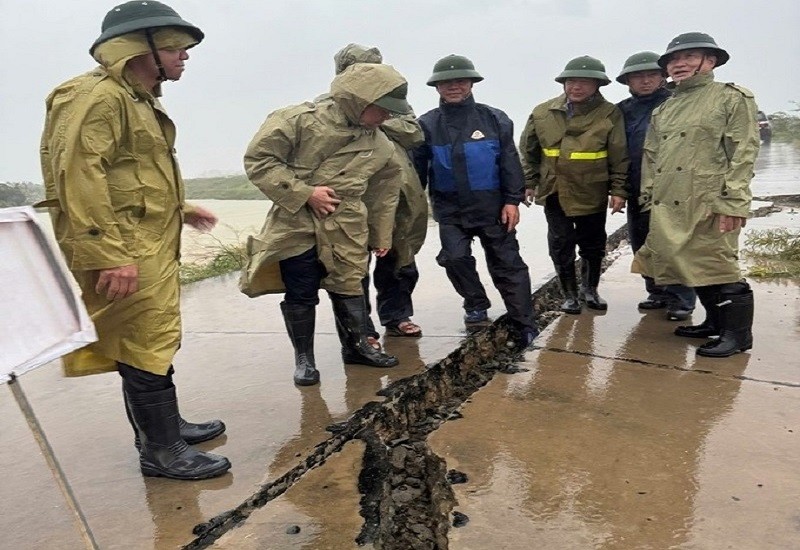 Sụt lún, nứt gãy đê tại bờ tả sông Ngũ Huyện Khê thuộc xã Long Châu, huyện Yên Phong, tỉnh Bắc Ninh.