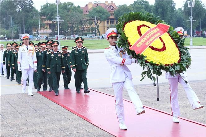 Quân ủy Trung ương, Bộ Quốc phòng đặt vòng hoa và vào Lăng viếng Chủ tịch Hồ Chí Minh. Ảnh: An Đăng/TTXVN