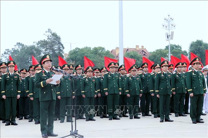 Thượng tướng Trịnh Văn Quyết, Bí thư Trung ương Đảng, Ủy viên Thường vụ Quân ủy Trung ương, Chủ nhiệm Tổng cục Chính trị QĐND Việt Nam, Chủ nhiệm Ủy ban Kiểm tra Quân ủy Trung ương đọc Lời báo công dâng Bác. Ảnh: An Đăng/TTXVN