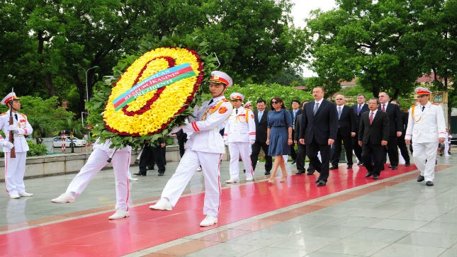 Đoàn Tổng thống Azerbaycan vào Lăng viếng Người