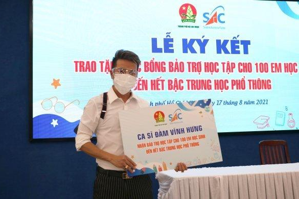 Đàm Vĩnh Hưng nhận bảo trợ cho 100 học sinh mất cha mẹ vì COVID-19; xót xahình ảnh Kim Ngân ngủ vật vờ ngoài đường