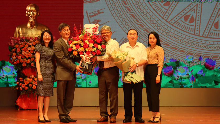 Nguyên Bộ trưởng Bộ Tư pháp Hà Hùng Cường nhận Huy hiệu 40 năm tuổi Đảng
