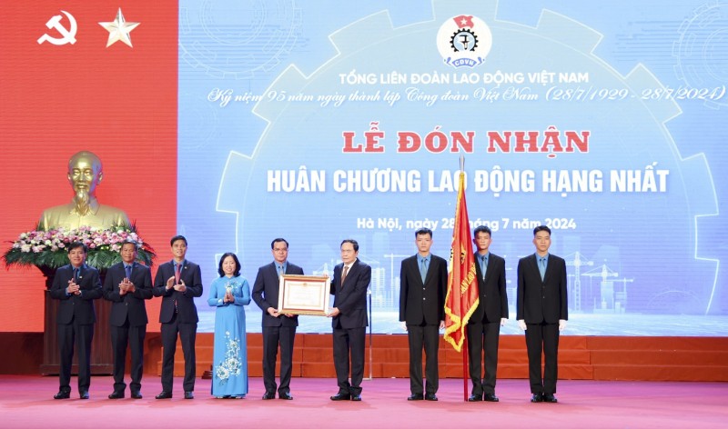 Chủ tịch Quốc hội Trần Thanh Mẫn trao tặng Huân chương Lao động hạng Nhất cho Tổng LĐLĐ Việt Nam. (Ảnh PV)
