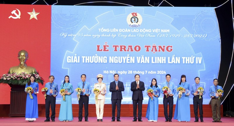 Chủ tịch Quốc hội Trần Thanh Mẫn và Chủ tịch Tổng LĐLĐ Việt Nam Nguyễn Đình Khang trao tặng Giải thưởng Nguyễn Văn Linh cho 10 cán bộ công đoàn có thành tích xuất sắc. (Ảnh PV)