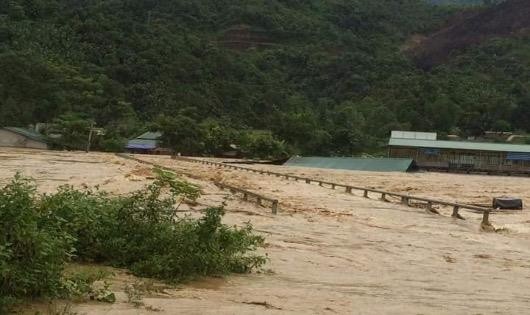 Lũ cuốn trôi hàng trăm ngôi nhà của ngừoi dân