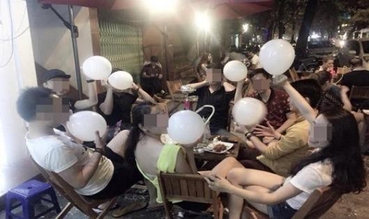 Bóng cười được giới trẻ sử dụng tại nhiều quán bar, quán cafe