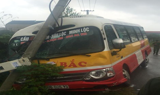 Thanh Hoá: Xe bus lao vào cột điện, hàng loạt hành khách hoảng loạn