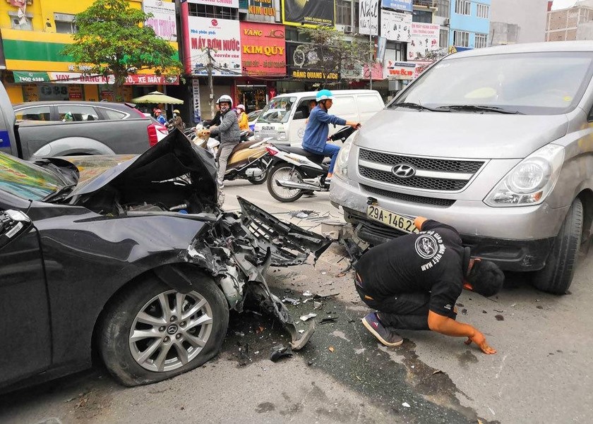 Xe ôtô mất lái tông liên hoàn khiến 3 người bị thương ở Ngã Tư Sở 