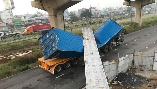 Kéo sập dầm bê tông cầu bộ hành, ô tô container bị đè nát