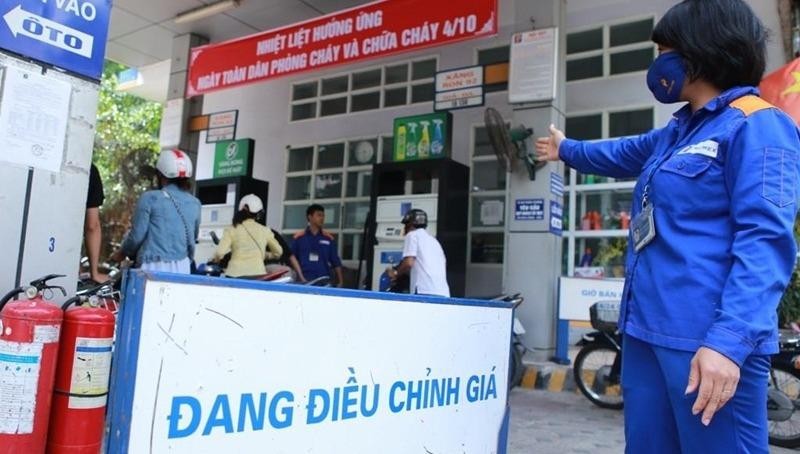 Tích trữ xăng dầu khi giá cả giảm mạnh có thể bị khởi tố hình sự 