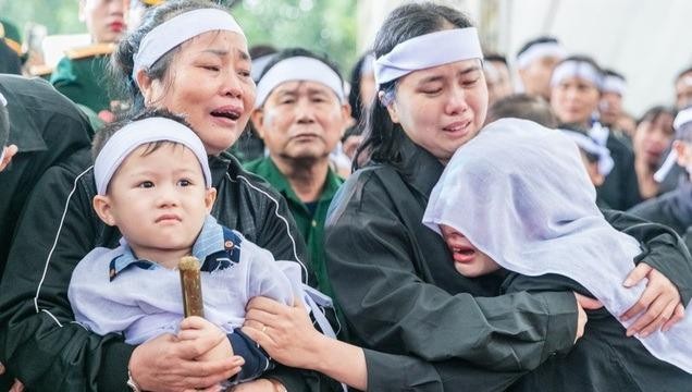 Liệt sỹ Đinh Văn Trung hy sinh, để lại người vợ trẻ, cha già mắc trọng bệnh và hai đứa con thơ dại. Từ nay, người phụ nữ này phải gánh vác thay chồng trách nhiệm lo toan cho gia đình.