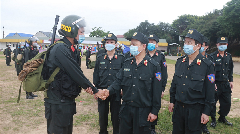 Trung tướng Phạm Quốc Cương động viên cán bộ đi làm nhiệm vụ.