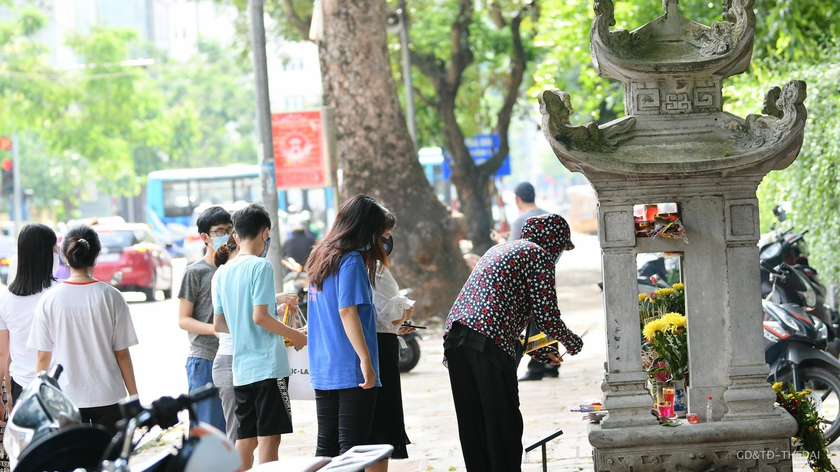 Phụ huynh cùng sĩ tử có mặt tại Văn Miếu vái vọng cầu may trước khi bước vào kỳ thi lớp 10.