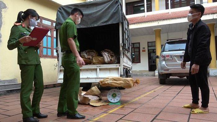 Lực lượng chức năng thu giữ số chân gà không rõ nguồn gốc.