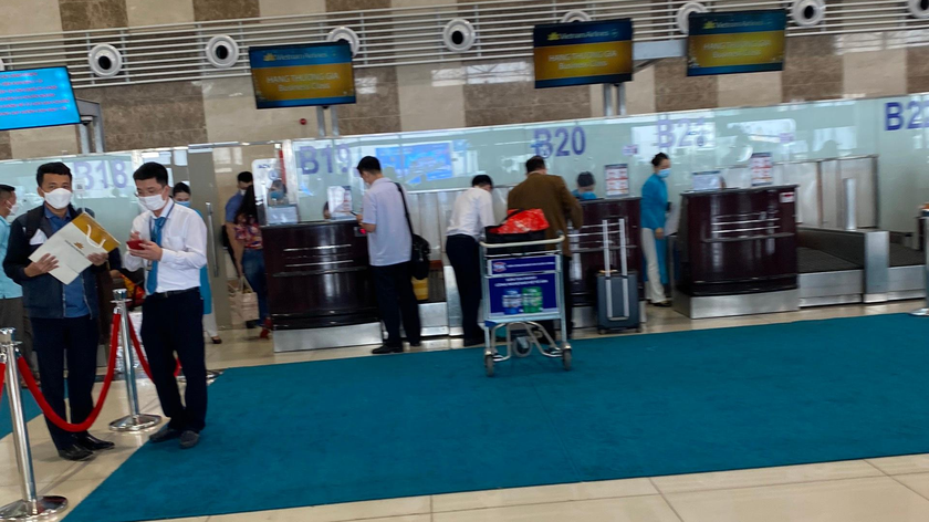 Khu vực khách hàng xếp hàng chờ làm thủ tục check-in vắng vẻ. 