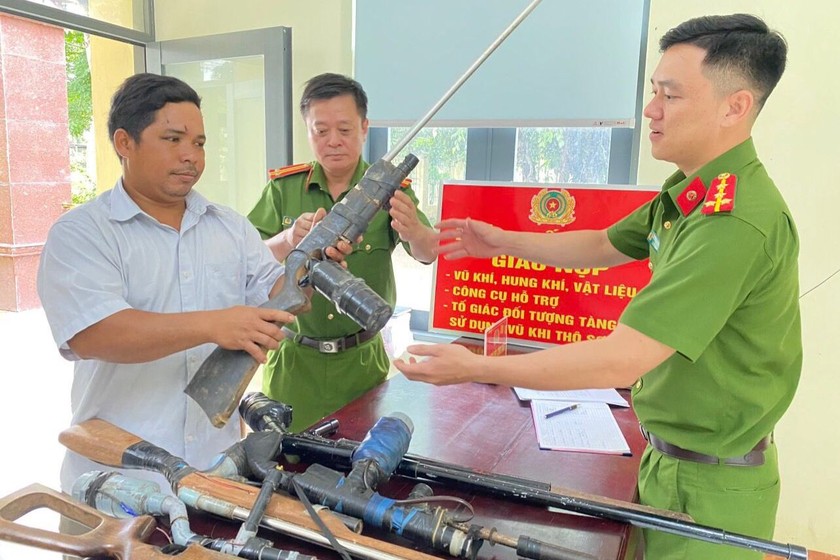Công an huyện Ia Pa tiếp nhận vũ khí tự chế do Nhân dân giao nộp.