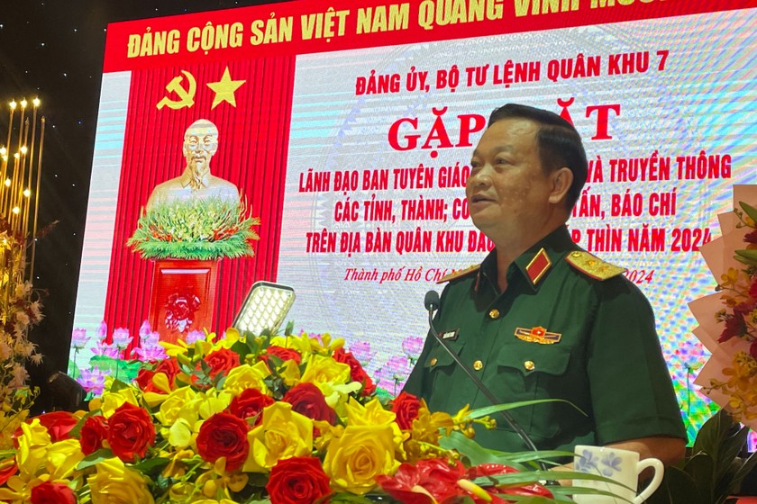 Trung tướng Trần Hoài Trung, chính ủy Quân khu 7 phát biểu tại buổi gặp mặt. Ảnh: Võ Anh Tuấn