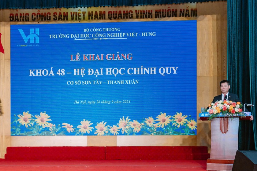 Lãnh đạo Trường Đại học Công nghiệp Việt – Hung phát biểu tại buổi lễ khai giảng năm học mới. 