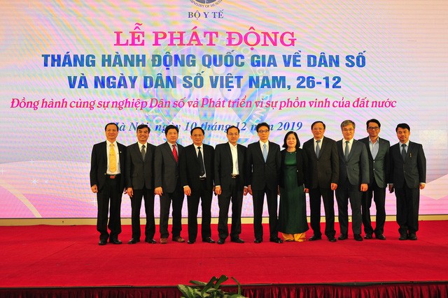 Phó Thủ tướng Vũ Đức Đam chụp ảnh lưu niệm cùng lãnh đạo Tổng cục Dân số tại lễ phát động