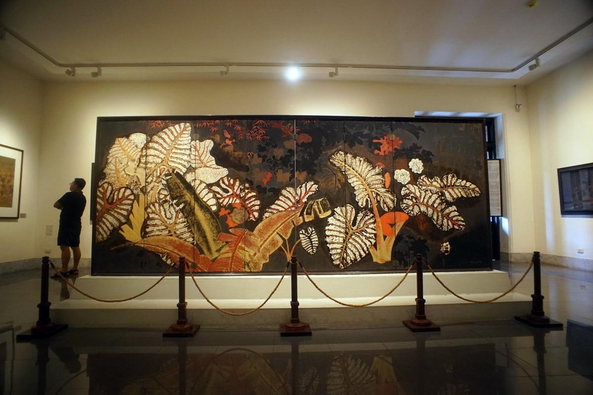 Bức Bình phong được bảo quản và trưng bày tại Bảo tàng Mỹ thuật Việt Nam