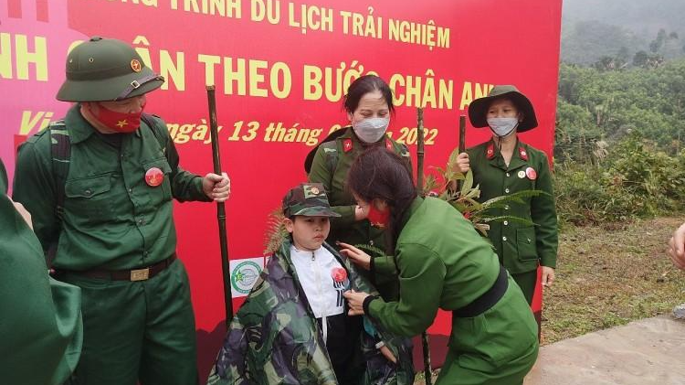 Hành quân theo bước chân anh