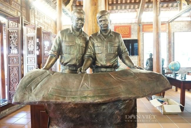 Bức tượng khắc hình ảnh Đại tướng Võ Nguyên Giáp và Đại tướng Nguyễn Chí Thanh được trưng bày tại ảo tàng Đại tướng Nguyễn Chí Thanh. Ảnh: Trần Hòe.