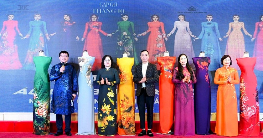 Tại sự kiện “Gặp gỡ tháng 10”, lần đầu tiên mẫu áo dài biểu trưng của Nhà giáo Việt Nam được Công đoàn Giáo dục Việt Nam chính thức giới thiệu đến công chúng