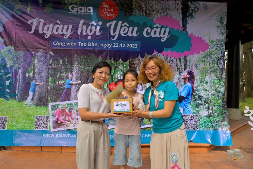Bà Đỗ Thị Thanh Huyền- Nhà sáng lập & Giám đốc Trung tâm Bảo tồn Thiên nhiên Gaia giao lưu với người tham gia tại Ngày hội yêu cây. Ảnh Gaia.