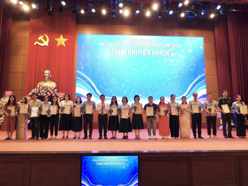 Tại lễ trao Giải Báo chí Quảng Ninh năm 2023 ngày 18/6, Báo Pháp luật Việt Nam vinh dự được trao Giải Khuyến khích với loạt bài “Tinh hoa con người Quảng Ninh”. Ảnh Công Hoan.