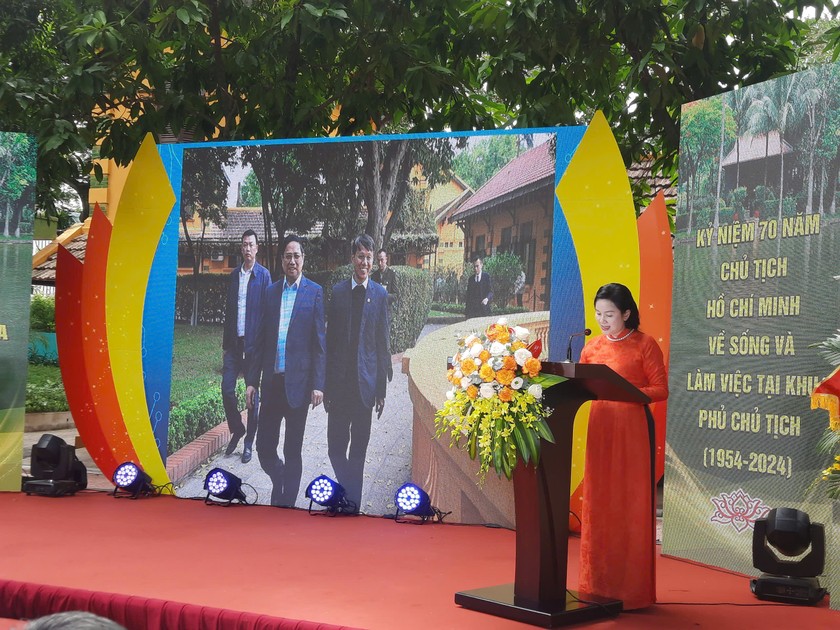 Phát biểu tại lễ kỷ niệm, bà Lê Thị Phượng – Giám đốc Khu Di tích Chủ tịch Hồ Chí Minh tại Phủ Chủ tịch cho biết đây là dịp tri ân sâu sắc những cống hiến to lớn của Chủ tịch Hồ Chí Minh. Ảnh T.A