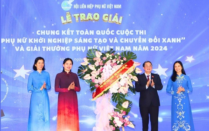 Uỷ viên TƯ Đảng, Phó Chủ tịch Quốc Hội Nguyễn Đức Hải tặng hoa chúc mừng Đoàn Chủ tịch Trung ương Hội LHPN Việt Nam nhân Ngày Phụ nữ Việt Nam (20/10) và kỷ niệm 94 năm thành lập Hội LHPN Việt Nam (1930 - 2024). Nguồn Hội LHPNVN