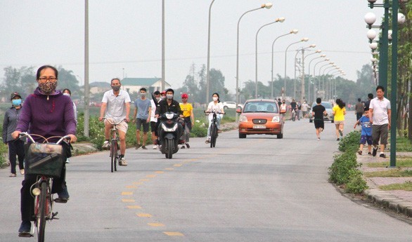 Trước đó, trong thời gian giãn cách xã hội, một số người vẫn tụ tập đông người