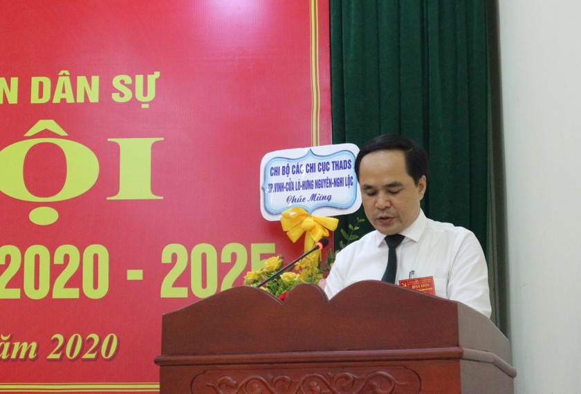 Đồng chí Phạm Quốc Nam - Bí thư Đảng ủy, Cục trưởng Cục Thi hành án dân sự tỉnh Nghệ An trình bày báo cáo tại Đại hội