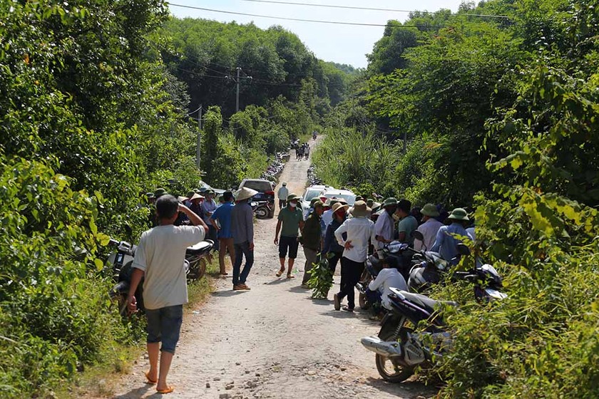 Con đường dẫn đến nơi phát hiện thi thể cháu bé.