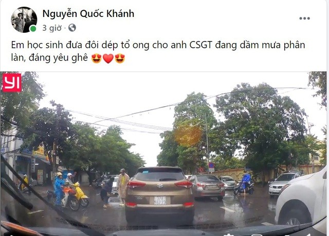 Hình ảnh nam sinh tặng đôi dép cho CSGT được người đi đường ghi lại.