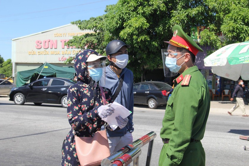 Những ngày qua, lực lượng các đơn vị công an, dân quân tự vệ đã ngày đêm chốt chặn tại các cửa ngõ ra vào TP Vinh