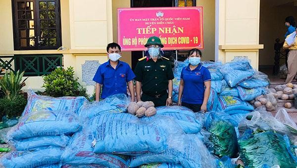 Các nhu yếu phẩm như gạo, rau, củ, quả đã được các đoàn thể thị xã Hoàng Mai gửi tặng vùng phong tỏa chống dịch ở Nghệ An.